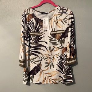 D53 🆕NWT 3/4 sleeve Palm floral print top